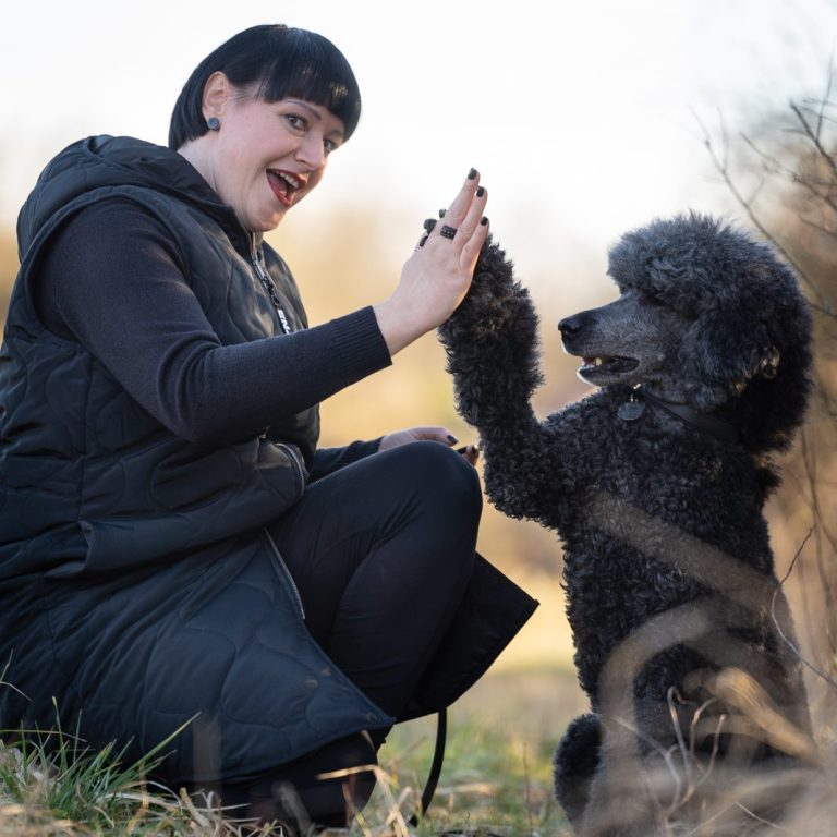 Hundeschule Tanja Kaiser Hund gibt Trainerin die Pfote High Five